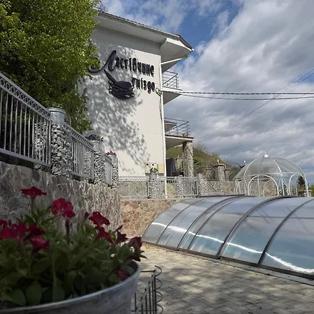 ластівчине гніздо Hotel *
