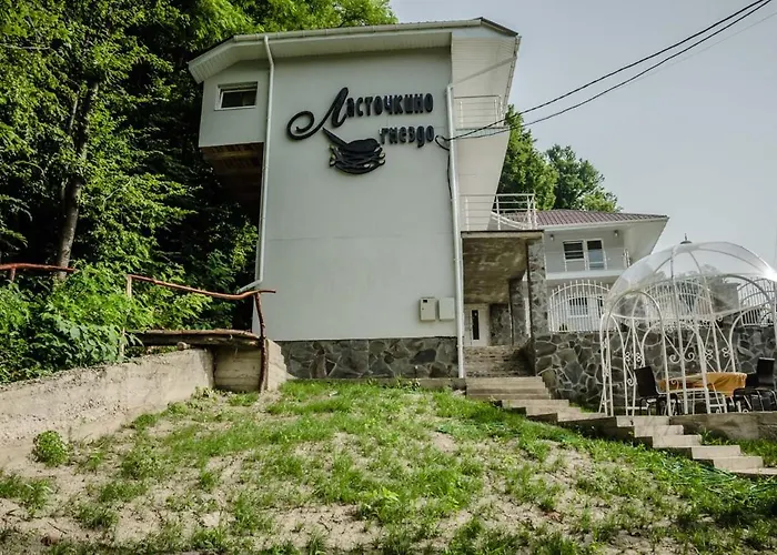 Otel ластівчине гніздо Shayan